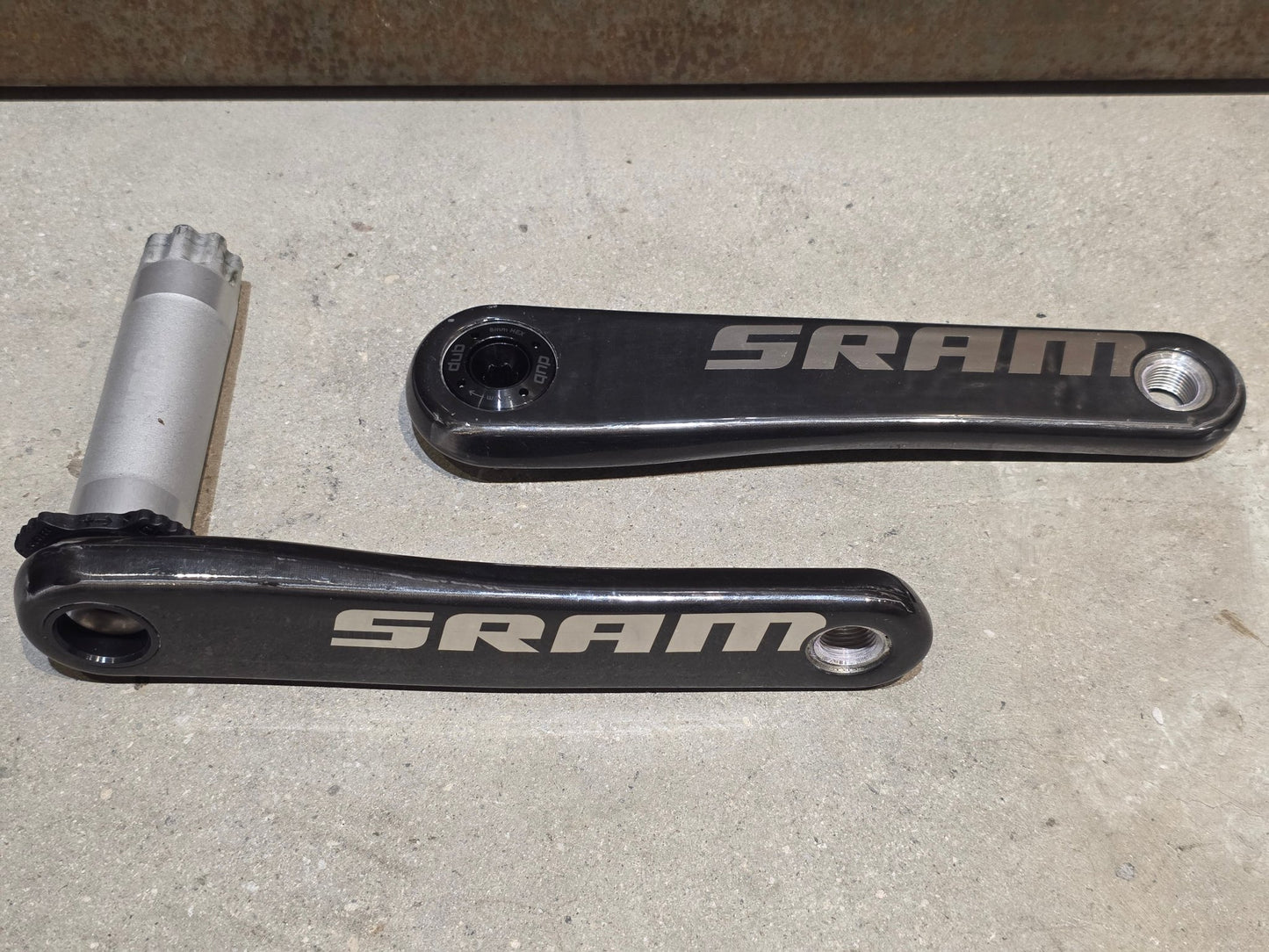 Kurbel von Sram, SRAM RED AXS KURBELARME E1 DUB 8 - BOLT / TEAM EDITION - RACE / 175MM vor USEDBIKES - OB.DE Hintergrund