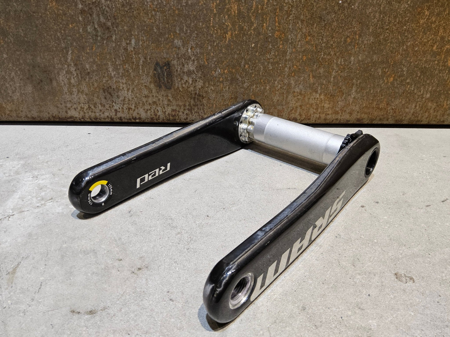 Kurbel von Sram, SRAM RED AXS KURBELARME E1 DUB 8 - BOLT / TEAM EDITION - RACE / 175MM vor USEDBIKES - OB.DE Hintergrund