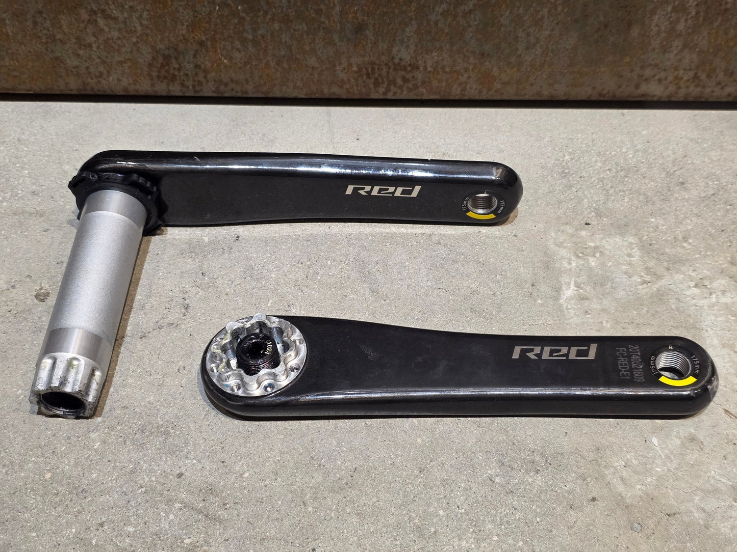 Kurbel von Sram, SRAM RED AXS KURBELARME E1 DUB 8 - BOLT / TEAM EDITION - RACE / 175MM vor USEDBIKES - OB.DE Hintergrund