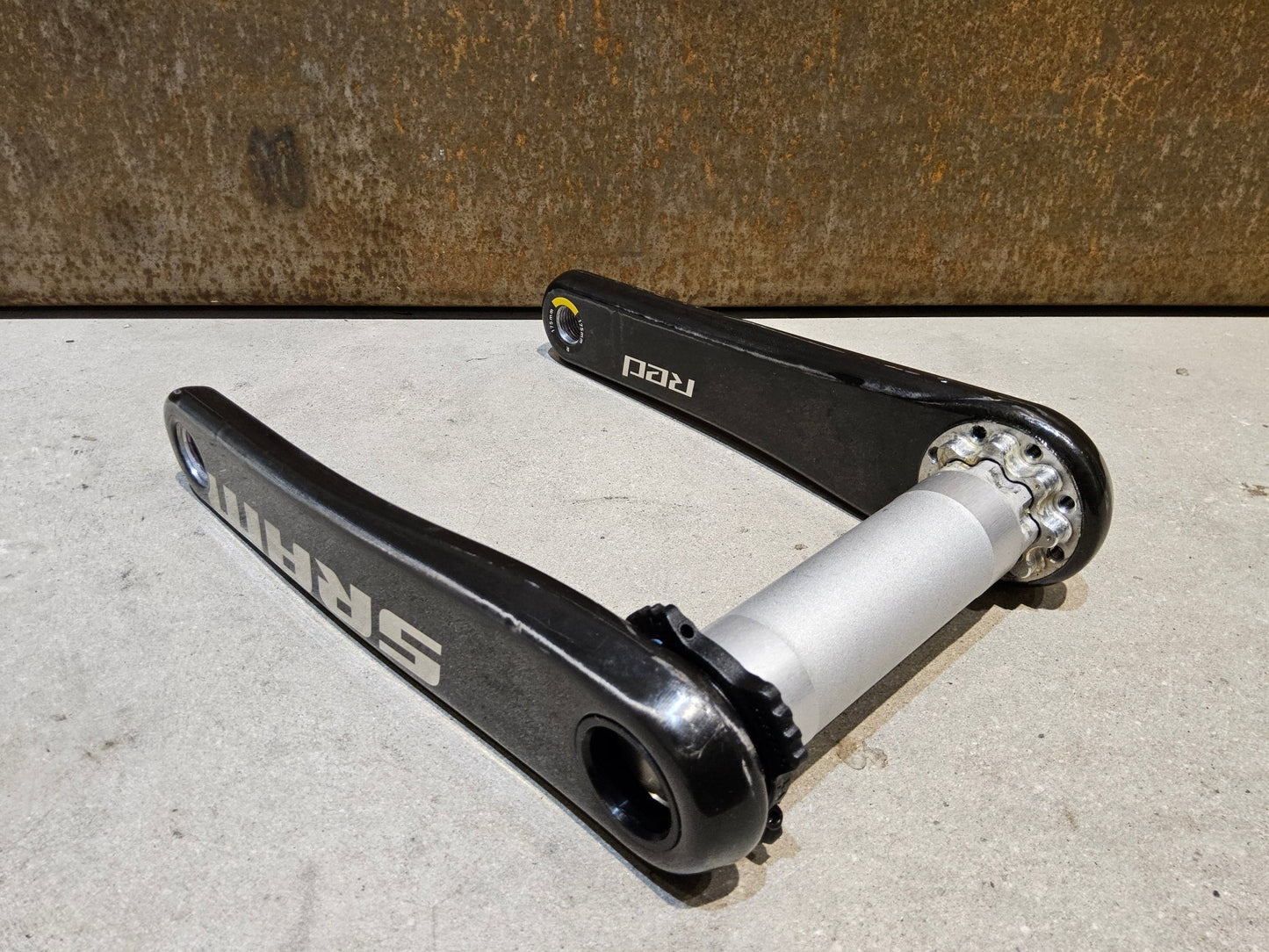 Kurbel von Sram, SRAM RED AXS KURBELARME E1 DUB 8 - BOLT / TEAM EDITION - RACE / 175MM vor USEDBIKES - OB.DE Hintergrund
