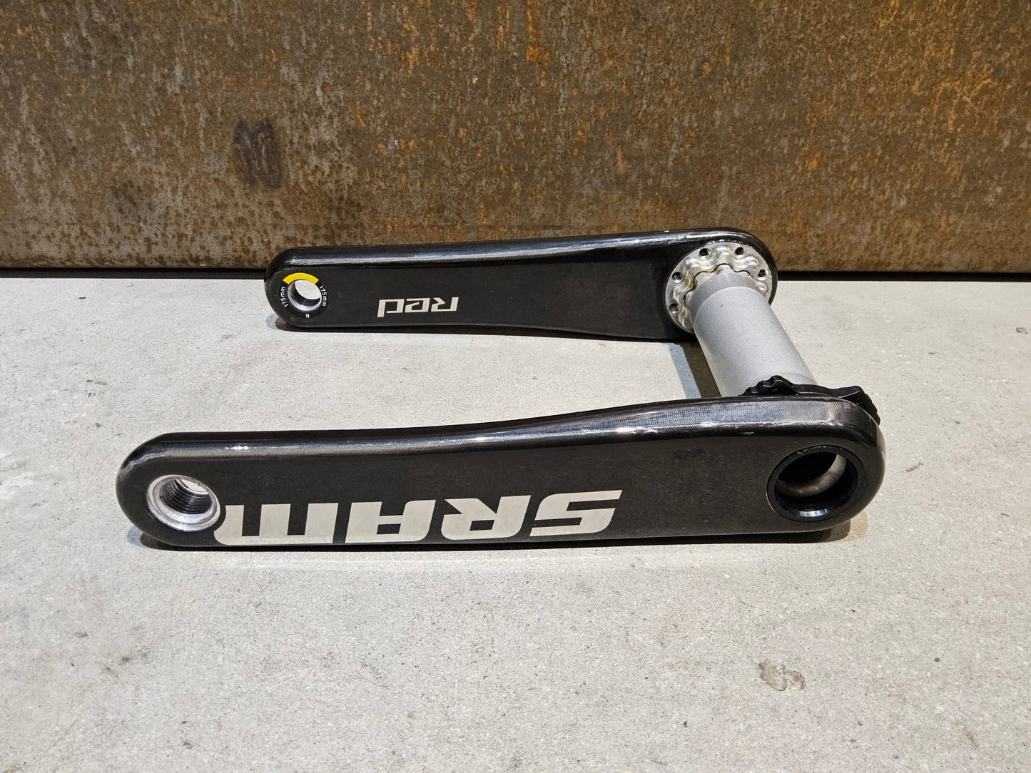 Kurbel von Sram, SRAM RED AXS KURBELARME E1 DUB 8 - BOLT / TEAM EDITION - RACE / 175MM vor USEDBIKES - OB.DE Hintergrund