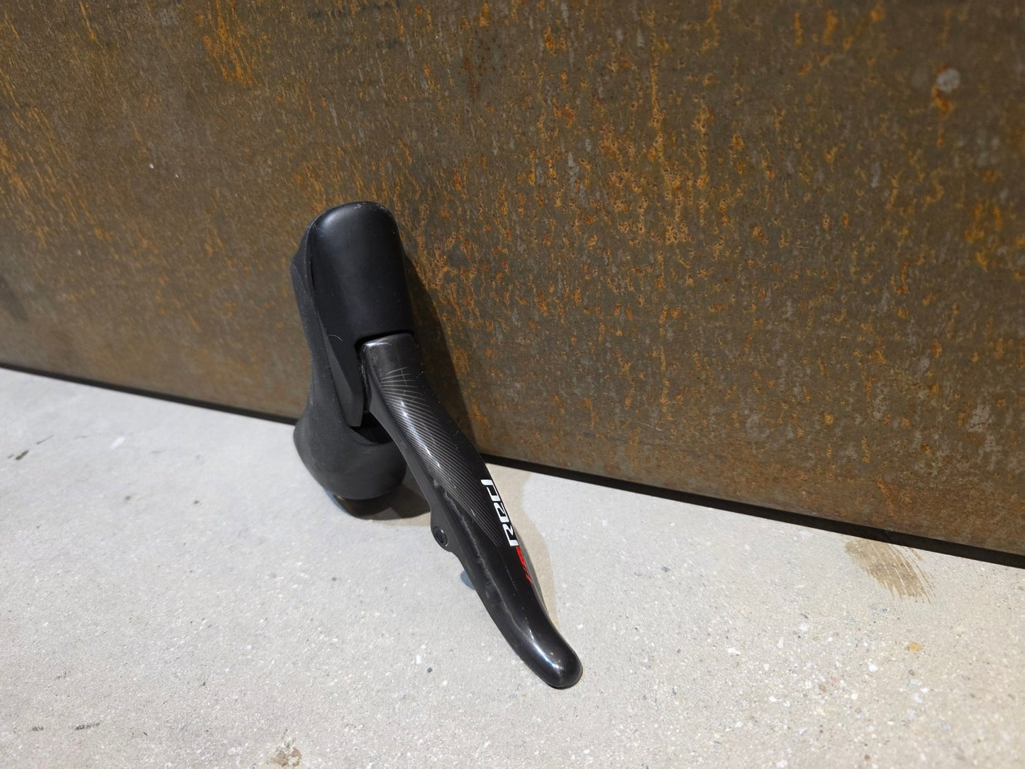 Brems - / Schalthebel von Sram, SRAM RED ETAP 11 FACH BREMS - / SCHALTHEBEL DISC vor USEDBIKES - OB.DE Hintergrund