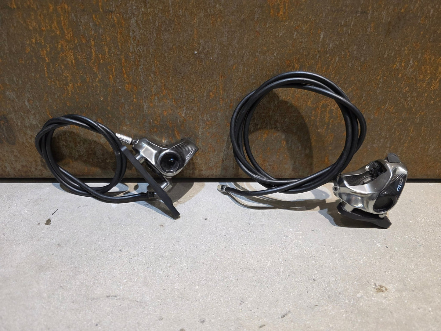 Brems - / Schalthebel von Sram, SRAM RED ETAP 11 FACH BREMS - / SCHALTHEBEL DISC vor USEDBIKES - OB.DE Hintergrund