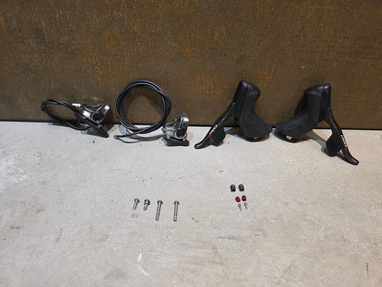 Brems - / Schalthebel von Sram, SRAM RED ETAP 11 FACH BREMS - / SCHALTHEBEL DISC vor USEDBIKES - OB.DE Hintergrund