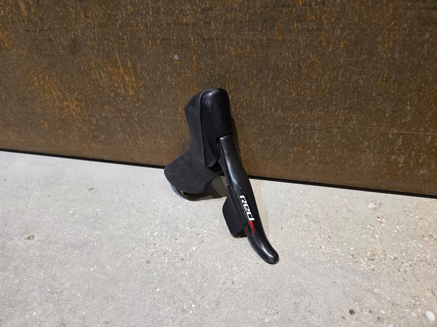 Brems - / Schalthebel von Sram, SRAM RED ETAP 11 FACH BREMS - / SCHALTHEBEL DISC vor USEDBIKES - OB.DE Hintergrund