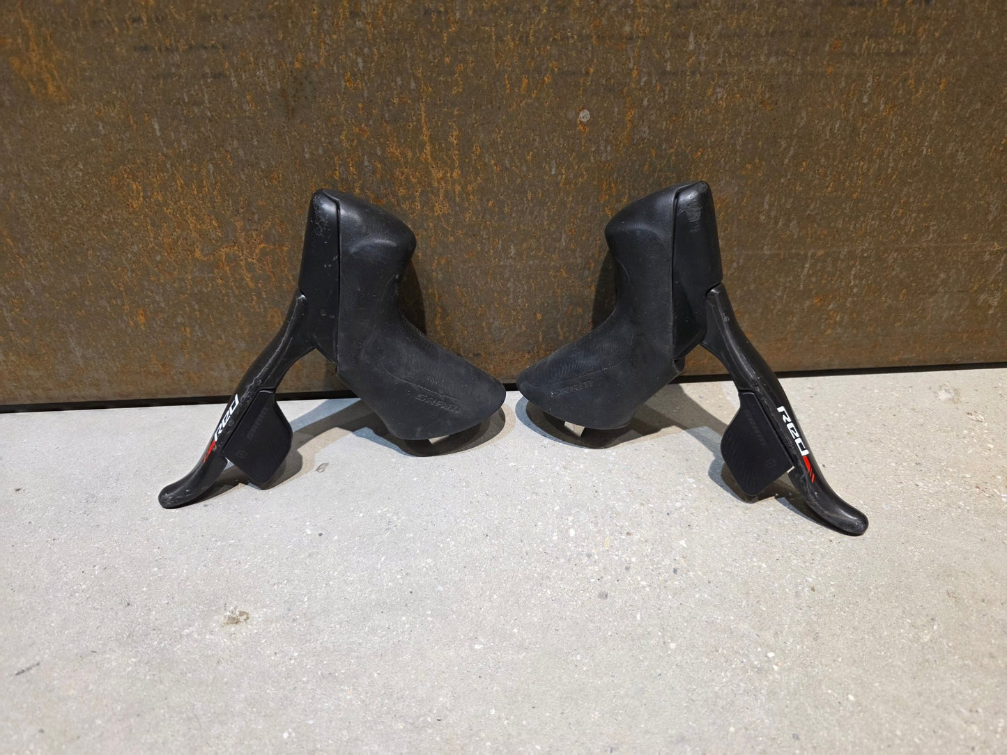 Brems - / Schalthebel von Sram, SRAM RED ETAP 11 FACH BREMS - / SCHALTHEBEL DISC vor USEDBIKES - OB.DE Hintergrund