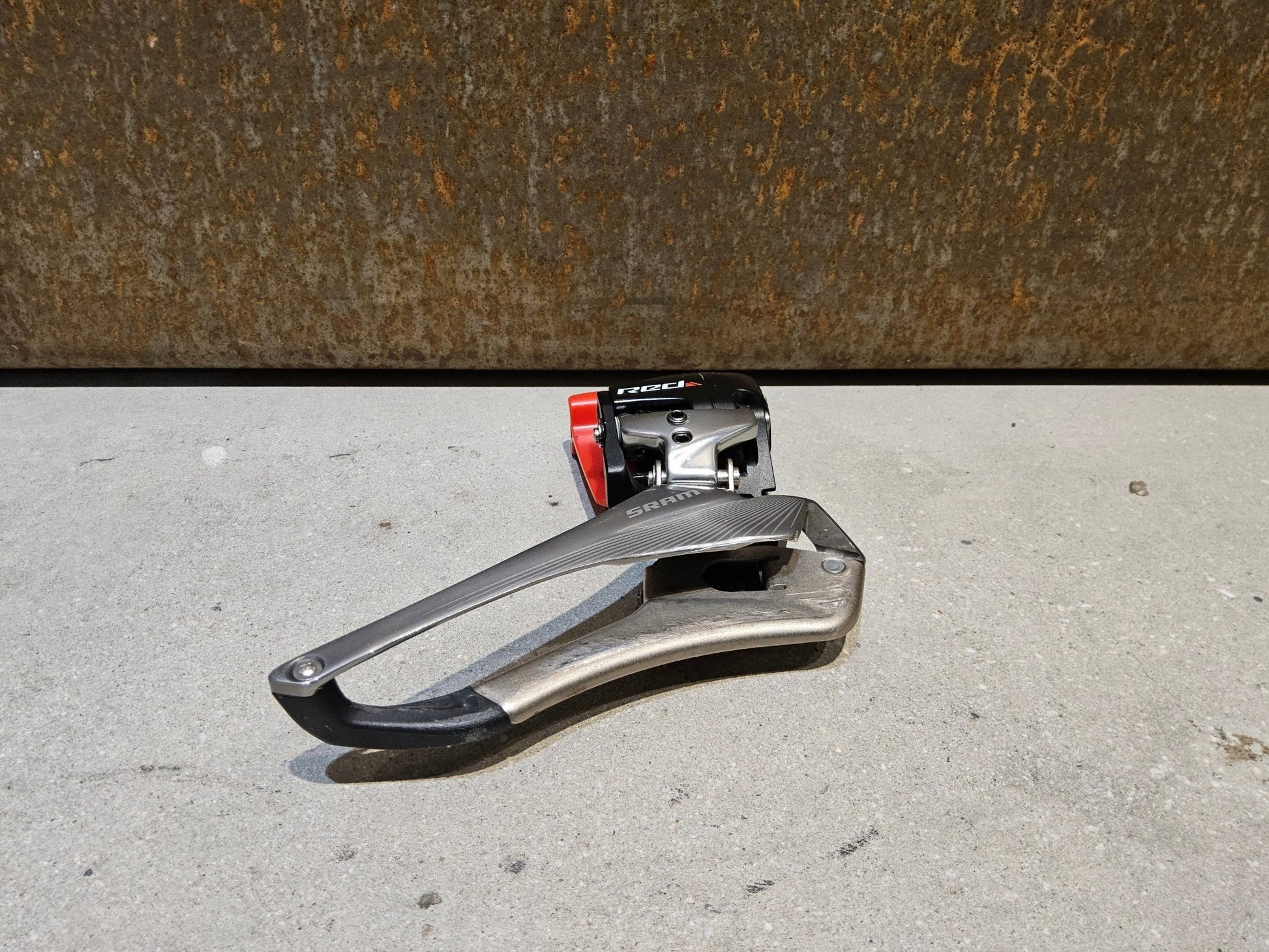 Schaltungsteile von Sram, SRAM RED ETAP 11 FACH UMWERFER vor USEDBIKES - OB.DE Hintergrund