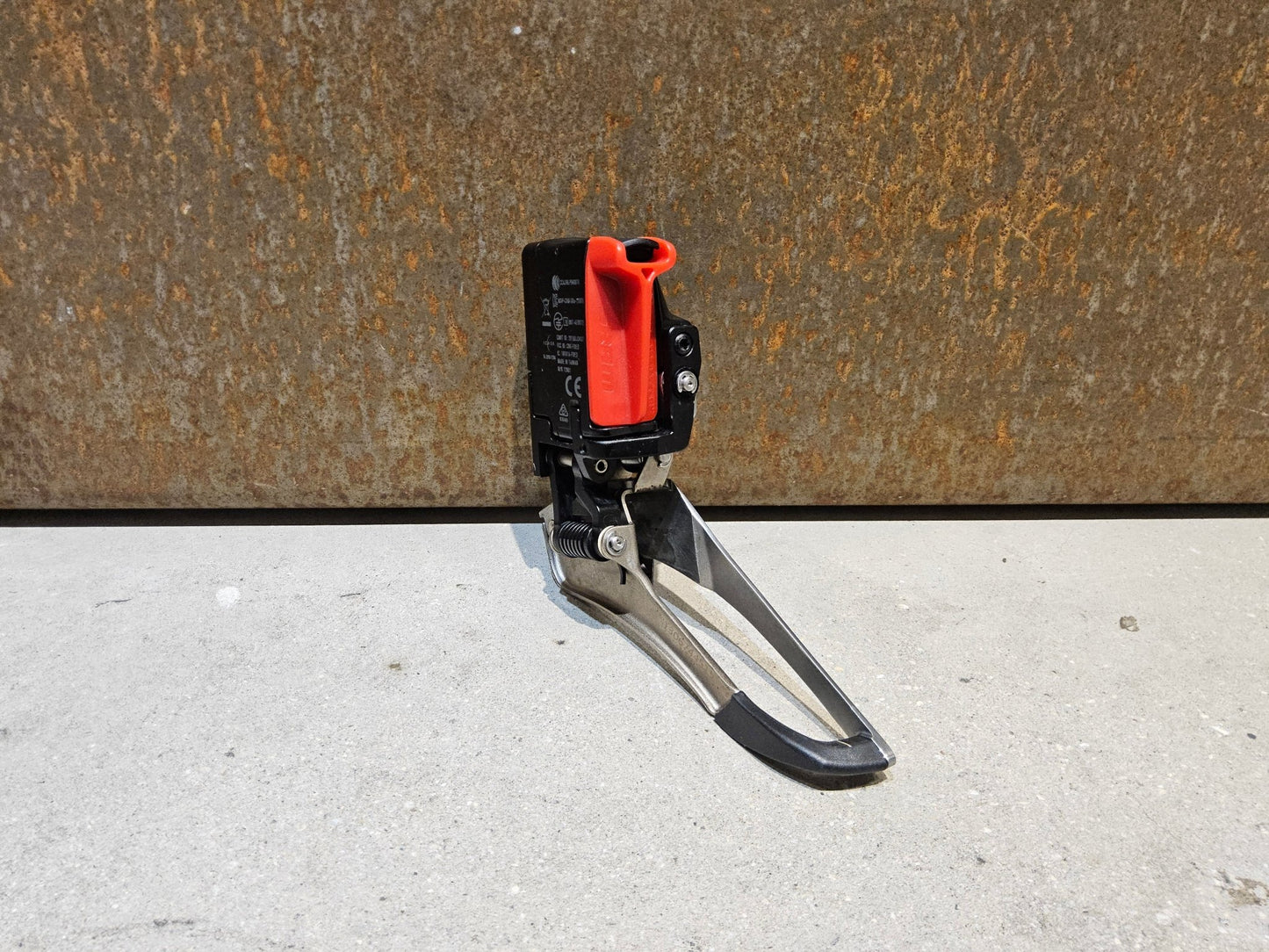 Schaltungsteile von Sram, SRAM RED ETAP 11 FACH UMWERFER vor USEDBIKES - OB.DE Hintergrund