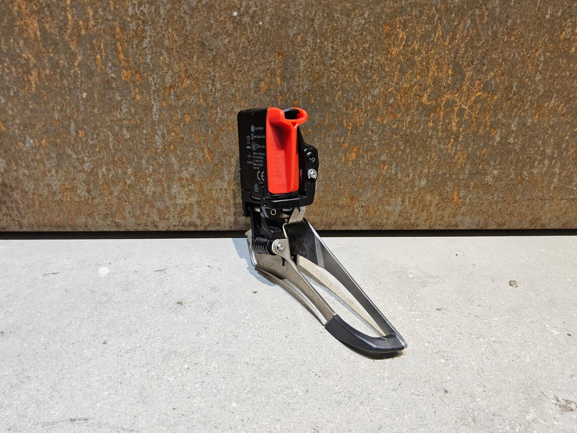 Schaltungsteile von Sram, SRAM RED ETAP 11 FACH UMWERFER vor USEDBIKES - OB.DE Hintergrund