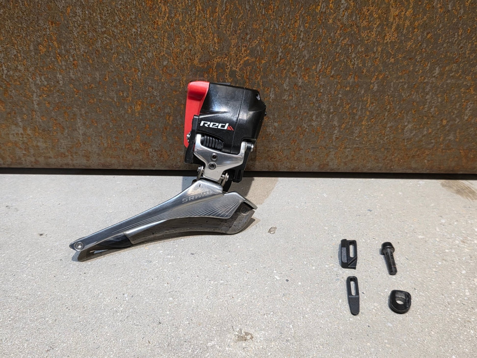 Schaltungsteile von Sram, SRAM RED ETAP 11 FACH UMWERFER vor USEDBIKES - OB.DE Hintergrund