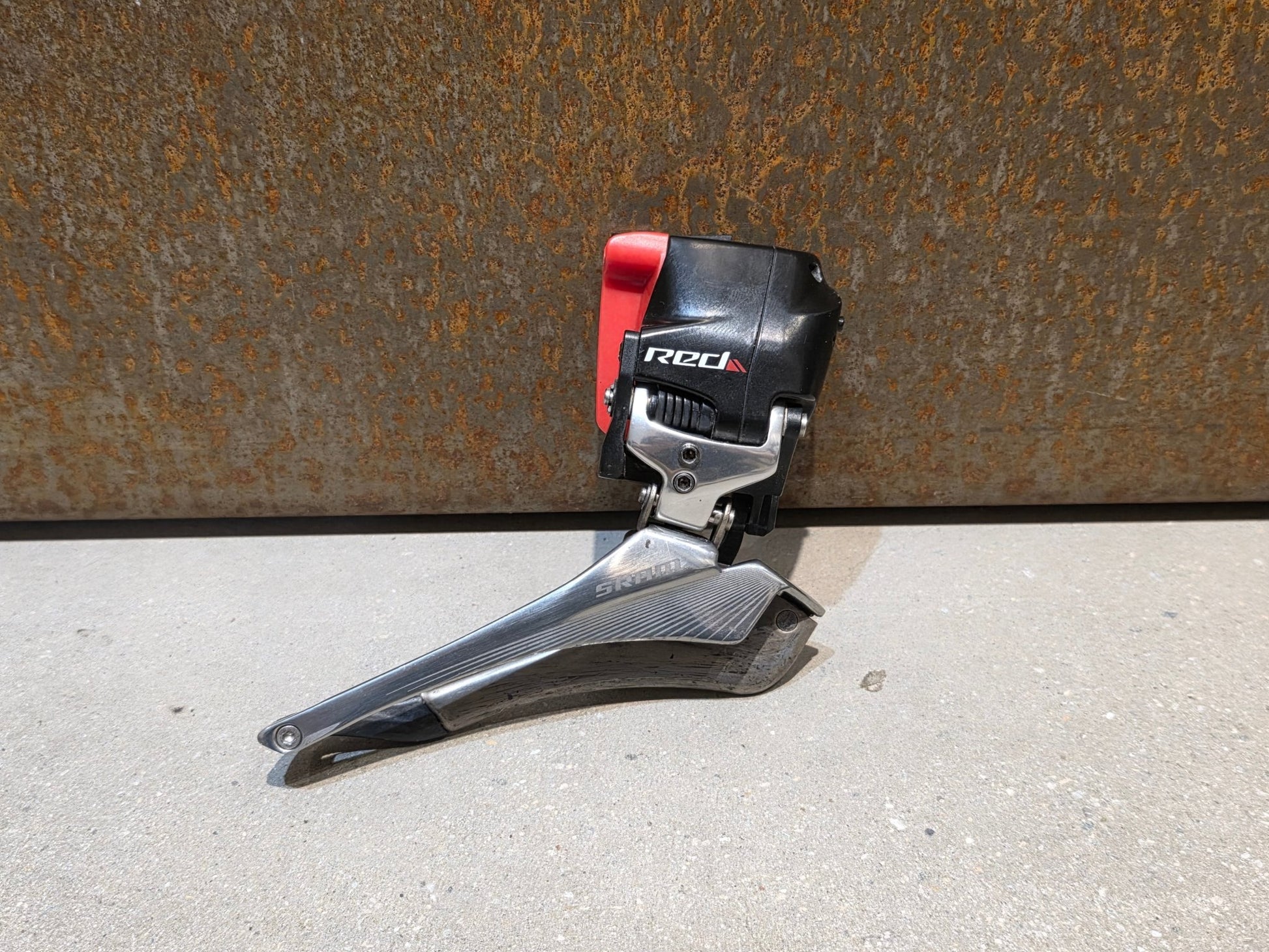 Schaltungsteile von Sram, SRAM RED ETAP 11 FACH UMWERFER vor USEDBIKES - OB.DE Hintergrund