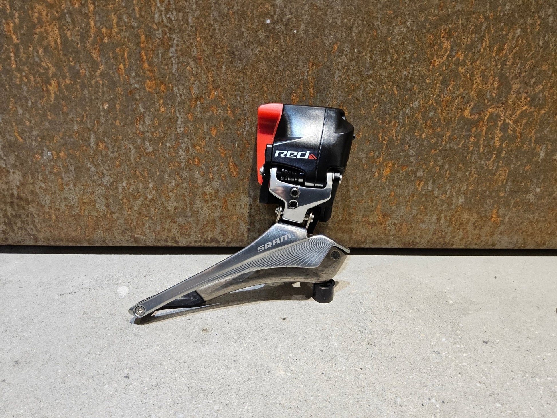 Schaltungsteile von Sram, SRAM RED ETAP 11 FACH UMWERFER vor USEDBIKES - OB.DE Hintergrund