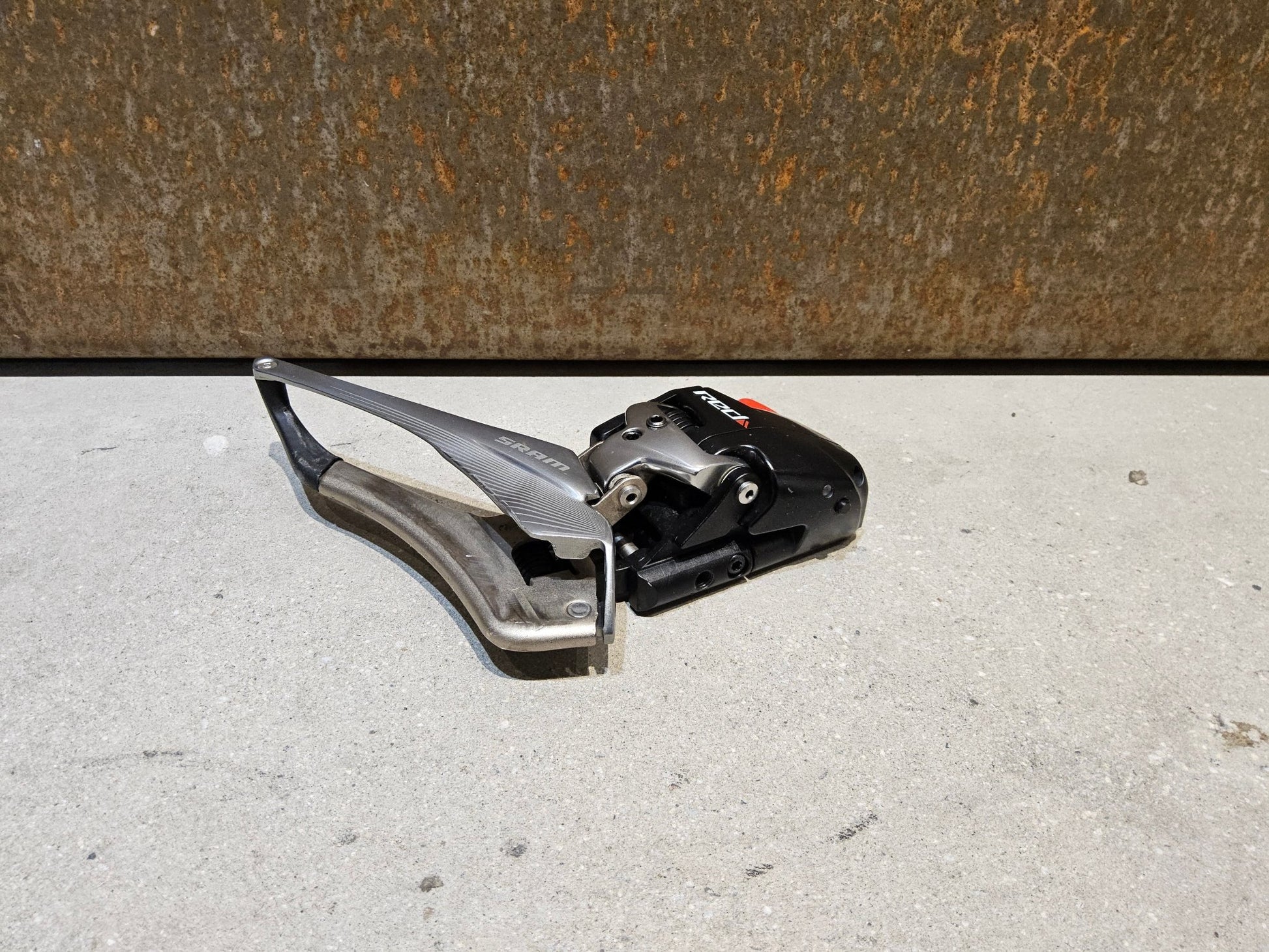 Schaltungsteile von Sram, SRAM RED ETAP 11 FACH UMWERFER vor USEDBIKES - OB.DE Hintergrund