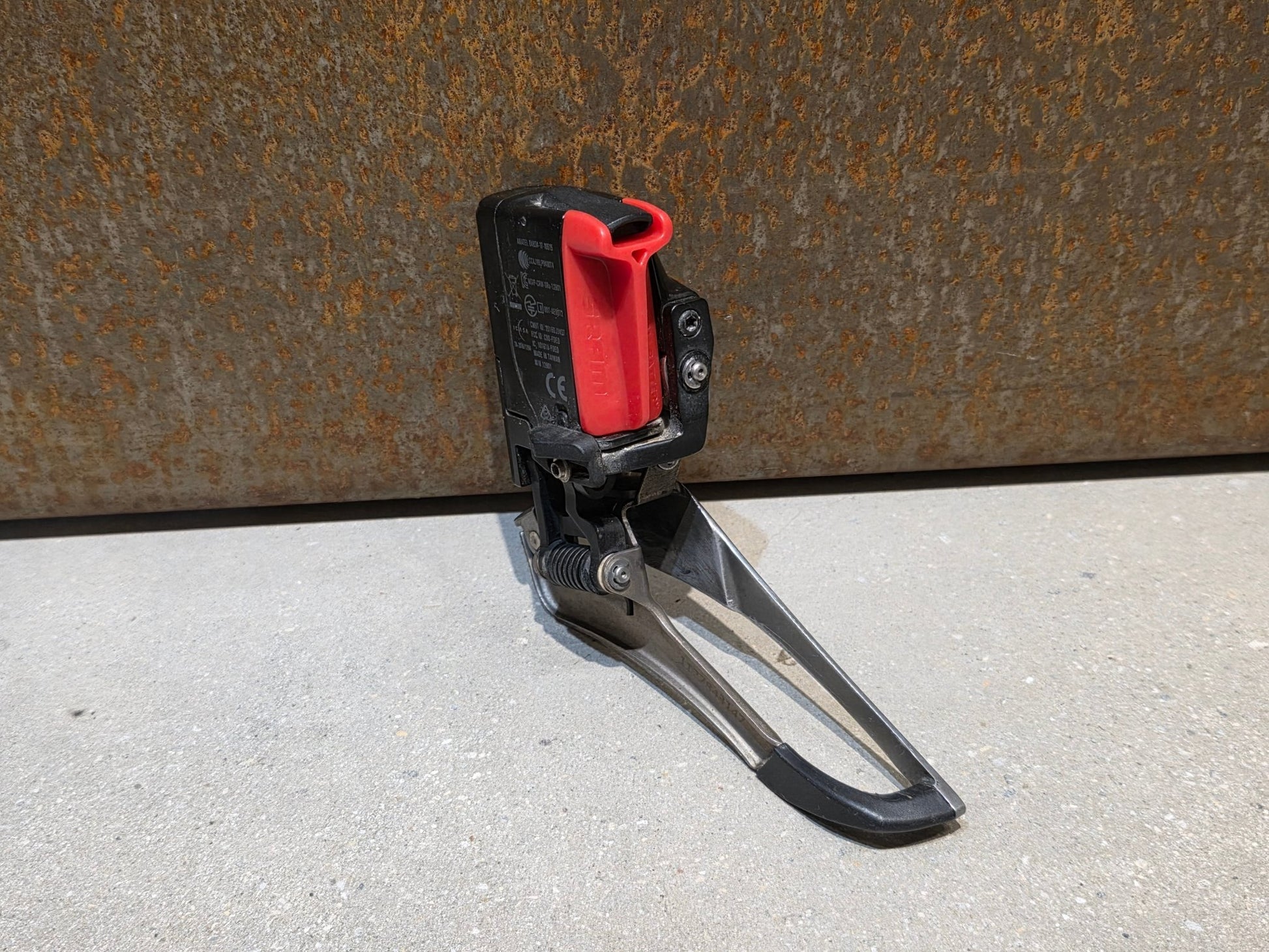 Schaltungsteile von Sram, SRAM RED ETAP 11 FACH UMWERFER vor USEDBIKES - OB.DE Hintergrund