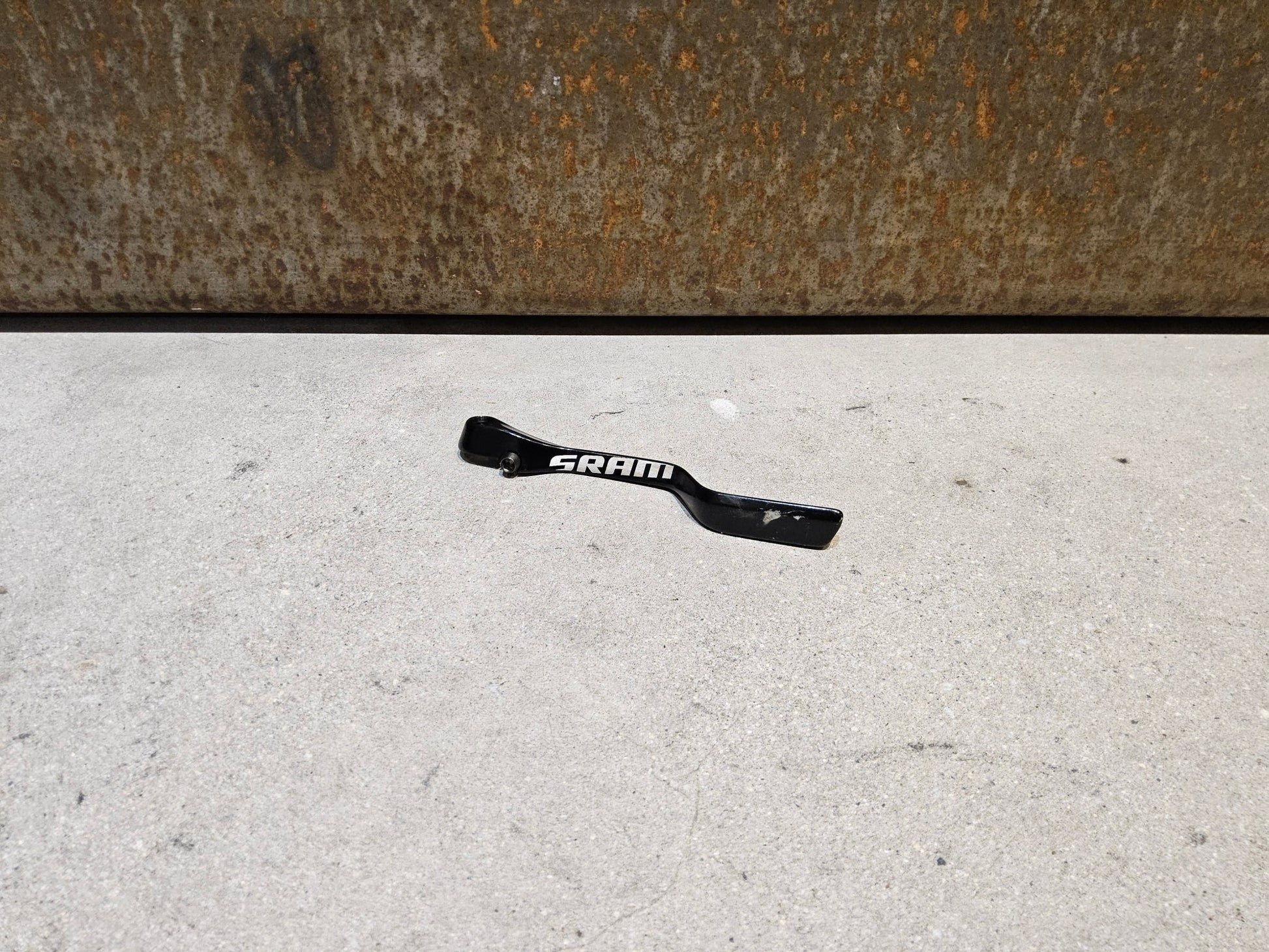 Schaltungsteile von Sram, SRAM RED ETAP 11 FACH UMWERFER vor USEDBIKES - OB.DE Hintergrund