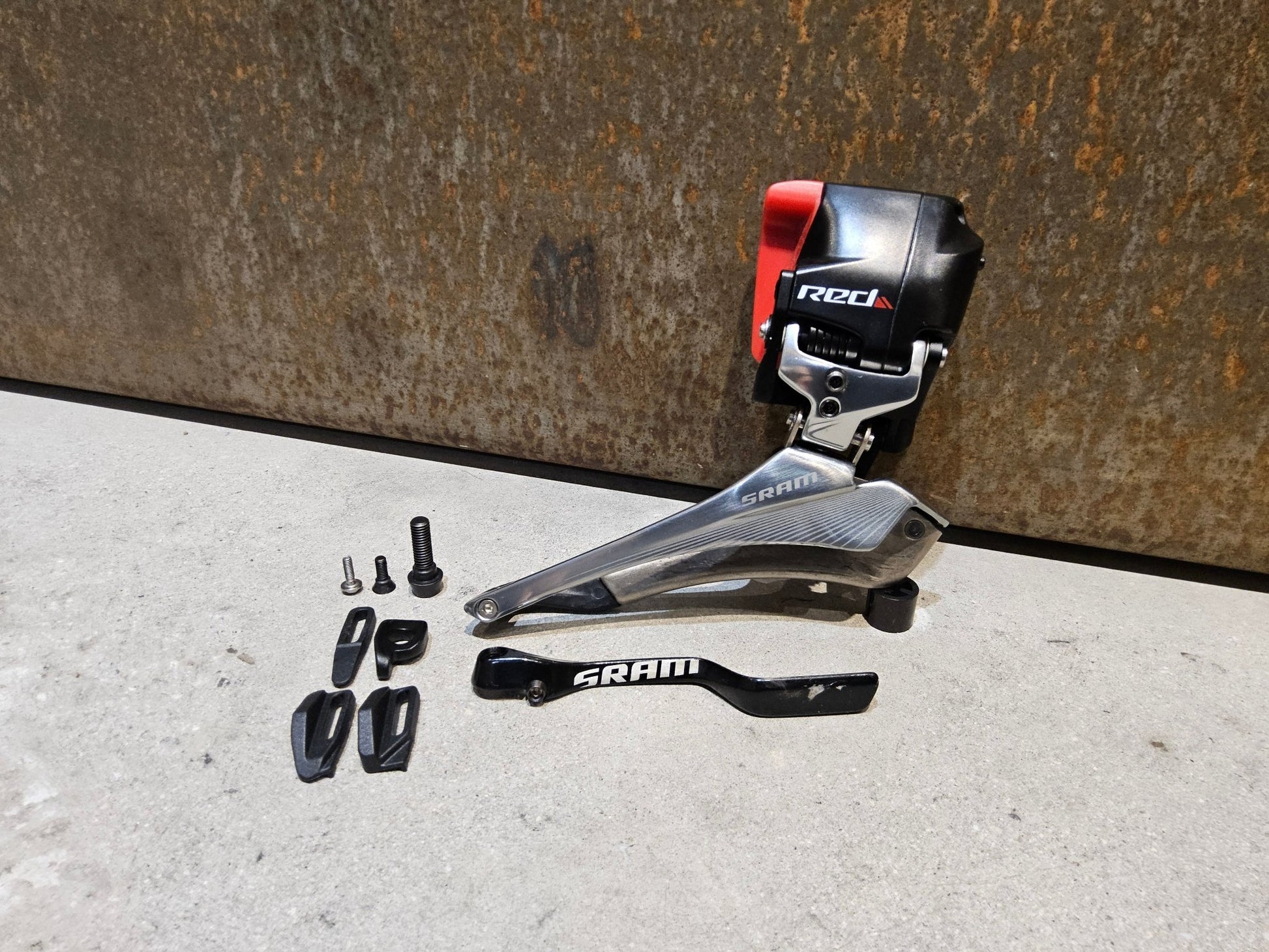 Schaltungsteile von Sram, SRAM RED ETAP 11 FACH UMWERFER vor USEDBIKES - OB.DE Hintergrund