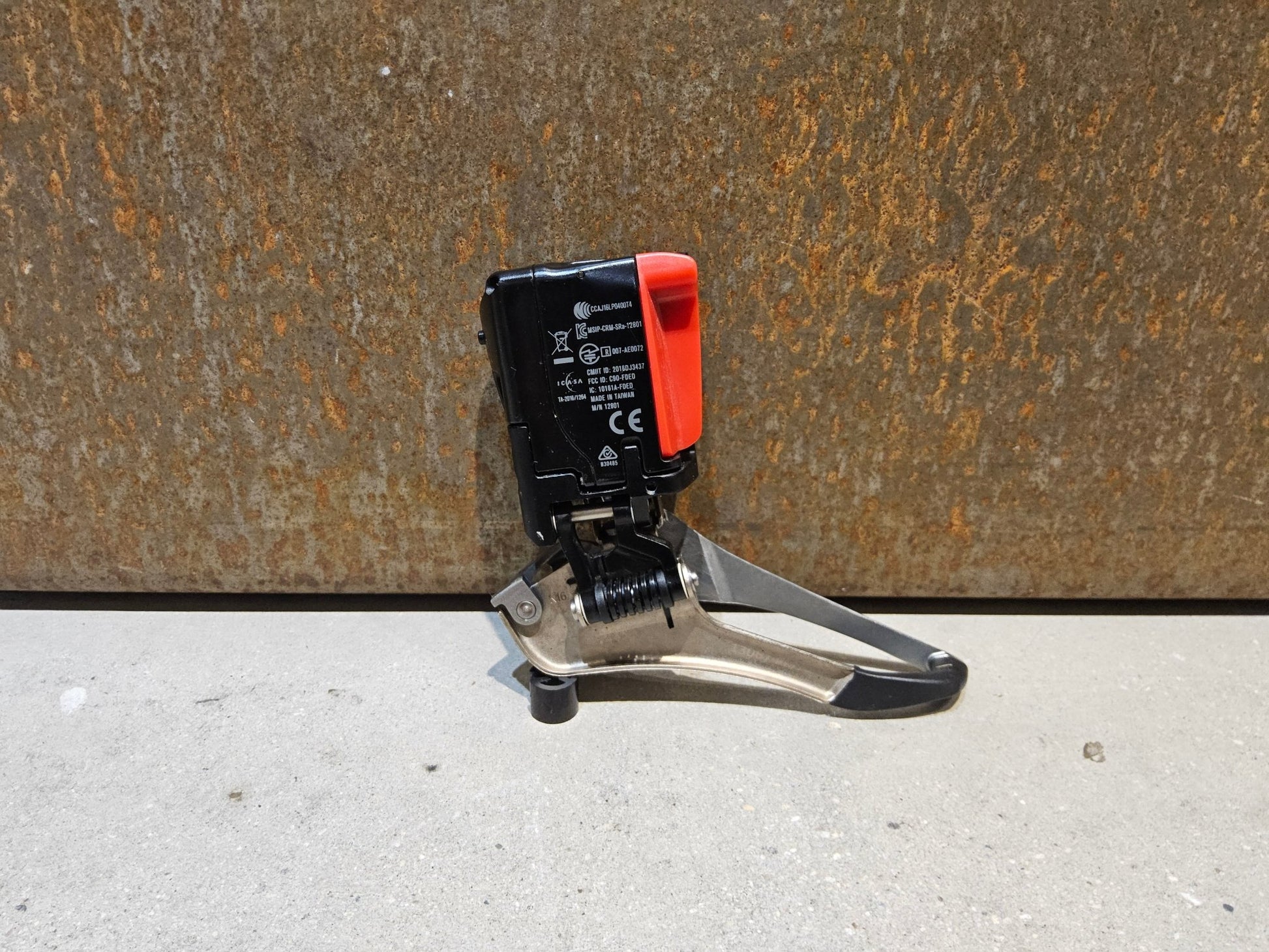 Schaltungsteile von Sram, SRAM RED ETAP 11 FACH UMWERFER vor USEDBIKES - OB.DE Hintergrund