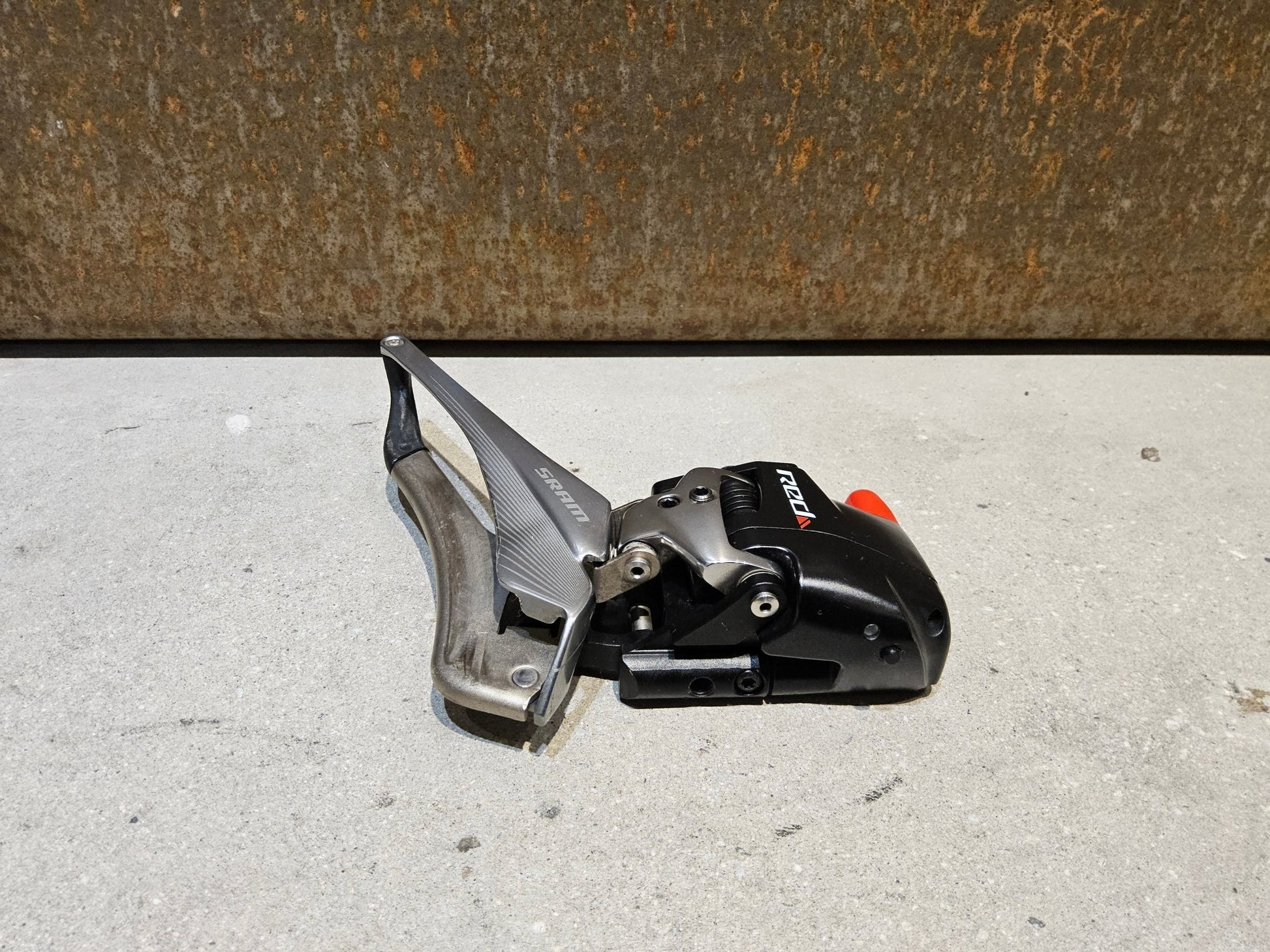 Schaltungsteile von Sram, SRAM RED ETAP 11 FACH UMWERFER vor USEDBIKES - OB.DE Hintergrund