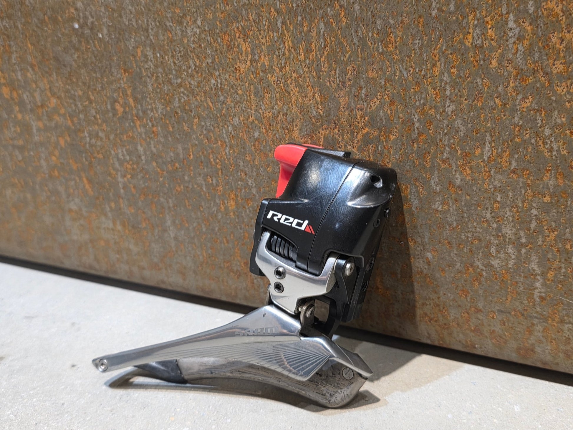 Schaltungsteile von Sram, SRAM RED ETAP 11 FACH UMWERFER vor USEDBIKES - OB.DE Hintergrund