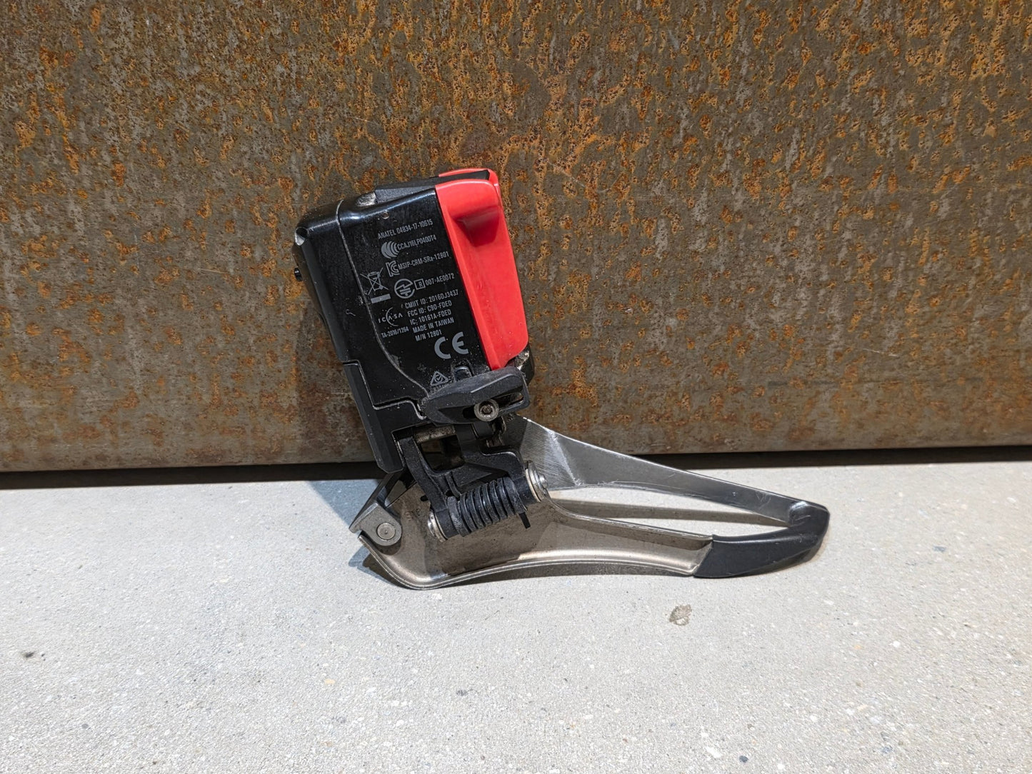 Schaltungsteile von Sram, SRAM RED ETAP 11 FACH UMWERFER vor USEDBIKES - OB.DE Hintergrund