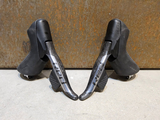 Brems - / Schalthebel von Sram, SRAM RED ETAP AXS BREMS - / SCHALTHEBEL DISC / SET vor USEDBIKES - OB.DE Hintergrund