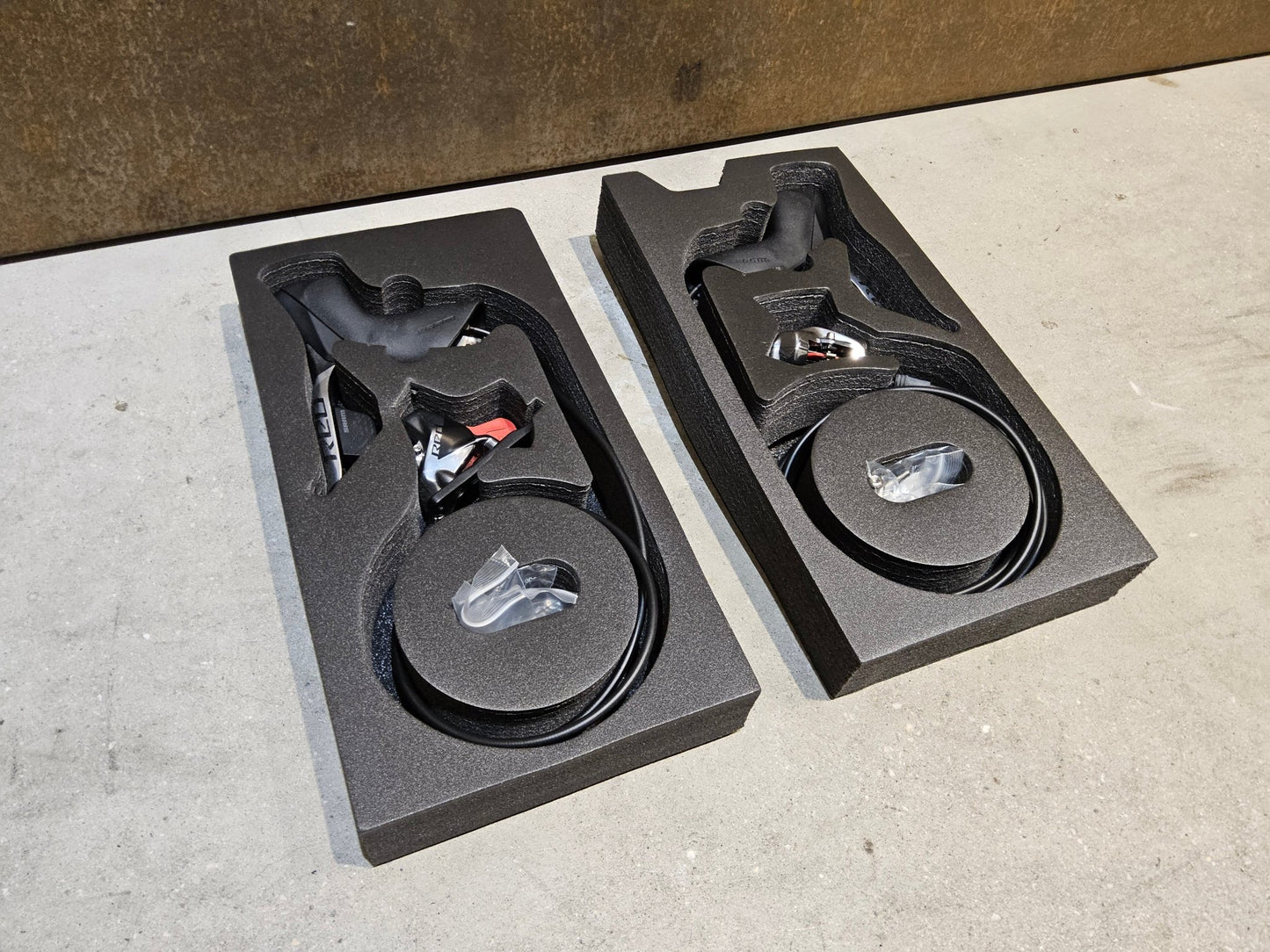 Brems - / Schalthebel von Sram, SRAM RED ETAP AXS BREMS - / SCHALTHEBEL DISC / SET vor USEDBIKES - OB.DE Hintergrund