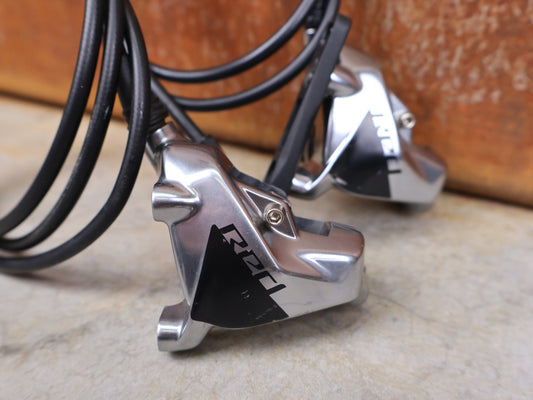 Brems - / Schalthebel von Sram, SRAM RED ETAP AXS BREMS - / SCHALTHEBEL DISC / TEAM EDITION - RACE / SET vor USEDBIKES - OB.DE Hintergrund