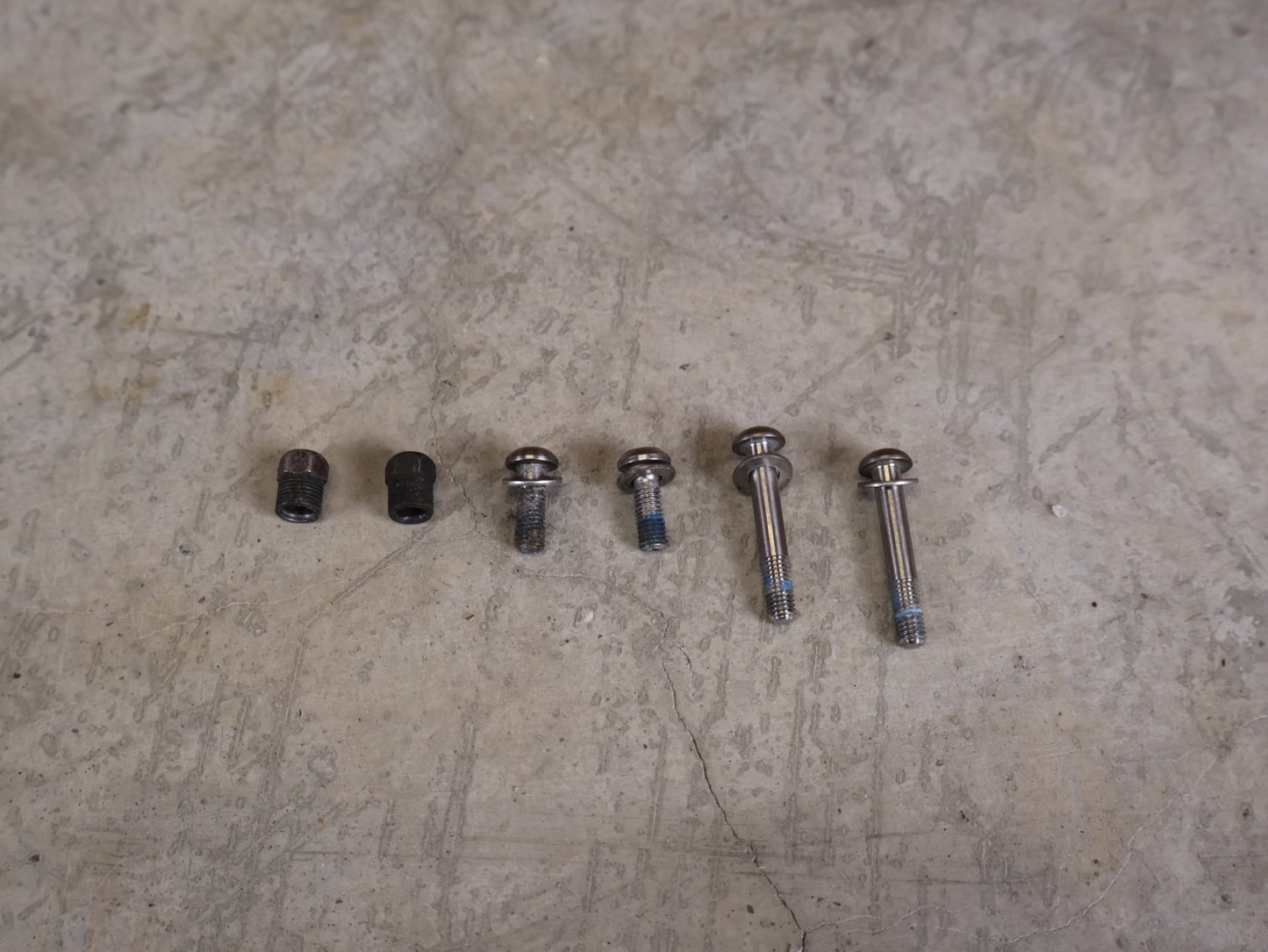 Brems - / Schalthebel von Sram, SRAM RED ETAP AXS BREMS - / SCHALTHEBEL DISC / TEAM EDITION - RACE / SET vor USEDBIKES - OB.DE Hintergrund