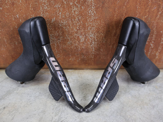 Brems - / Schalthebel von Sram, SRAM RED ETAP AXS BREMS - / SCHALTHEBEL DISC / TEAM EDITION - RACE / SET vor USEDBIKES - OB.DE Hintergrund