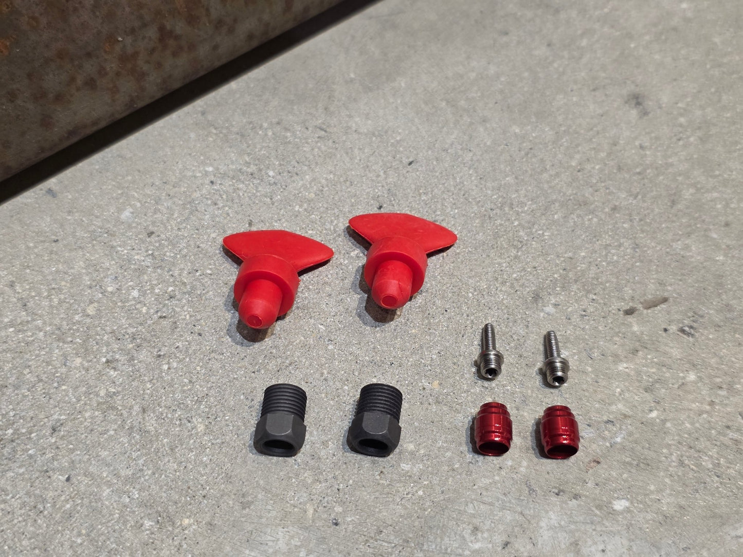 Brems - / Schalthebel von Sram, SRAM RED ETAP AXS BREMS - / SCHALTHEBEL E1 DISC / SET vor USEDBIKES - OB.DE Hintergrund