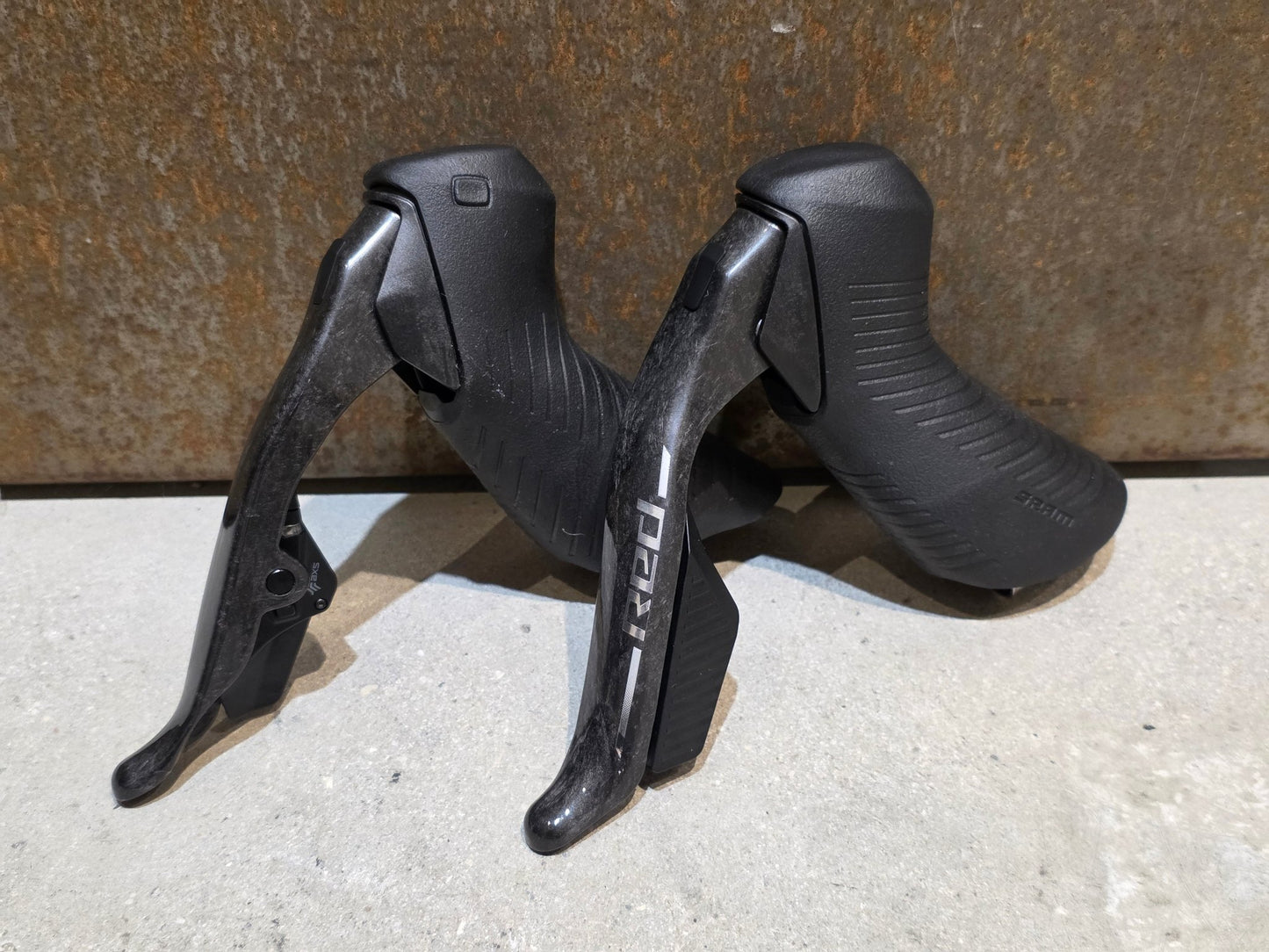 Brems - / Schalthebel von Sram, SRAM RED ETAP AXS BREMS - / SCHALTHEBEL E1 DISC / SET vor USEDBIKES - OB.DE Hintergrund