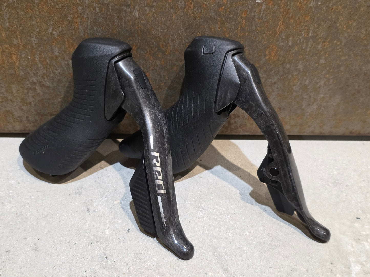 Brems - / Schalthebel von Sram, SRAM RED ETAP AXS BREMS - / SCHALTHEBEL E1 DISC / SET vor USEDBIKES - OB.DE Hintergrund