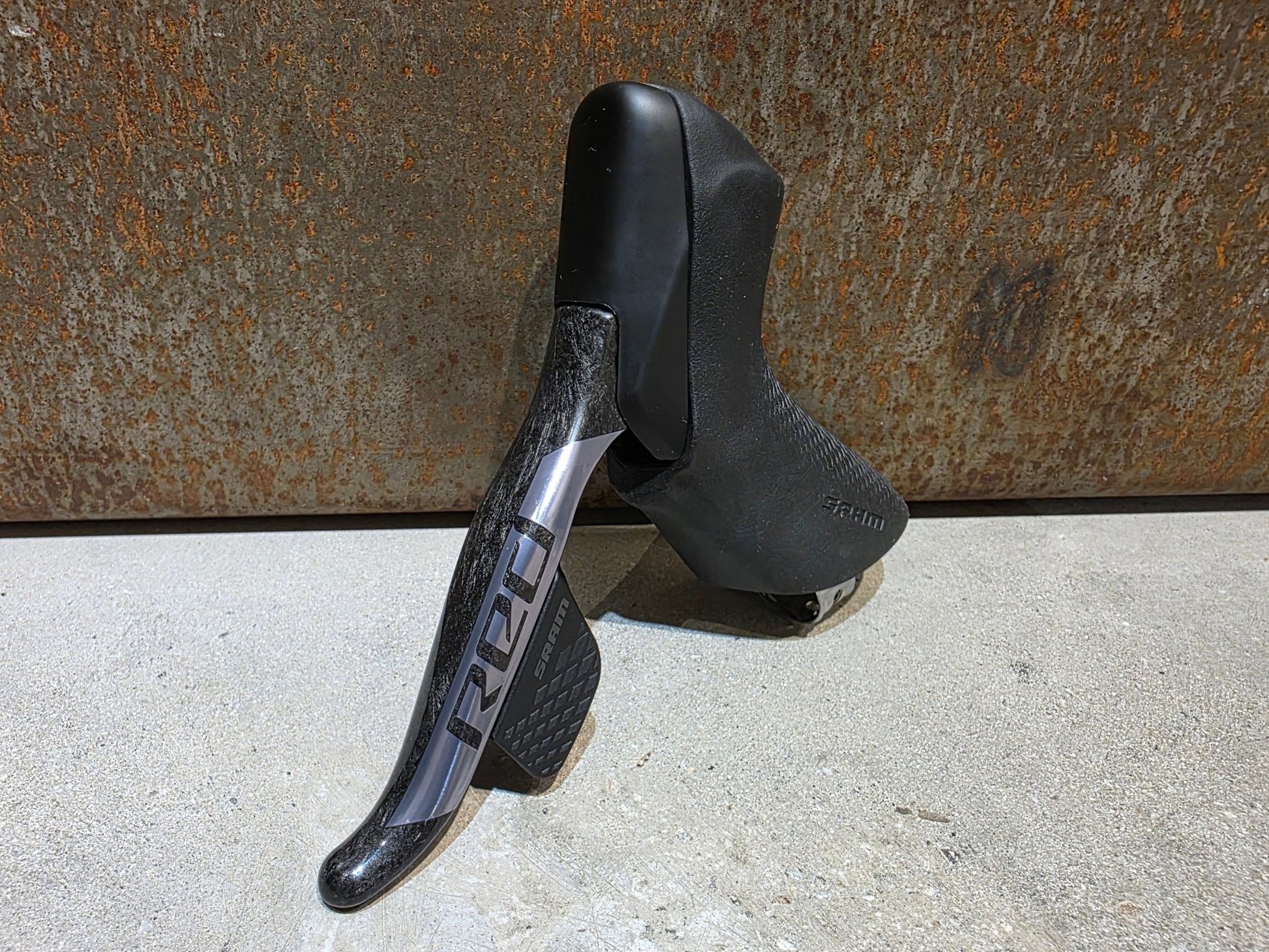 Brems - / Schalthebel von Sram, SRAM RED ETAP AXS D1 BREMS - / SCHALTHEBEL DISC vor USEDBIKES - OB.DE Hintergrund