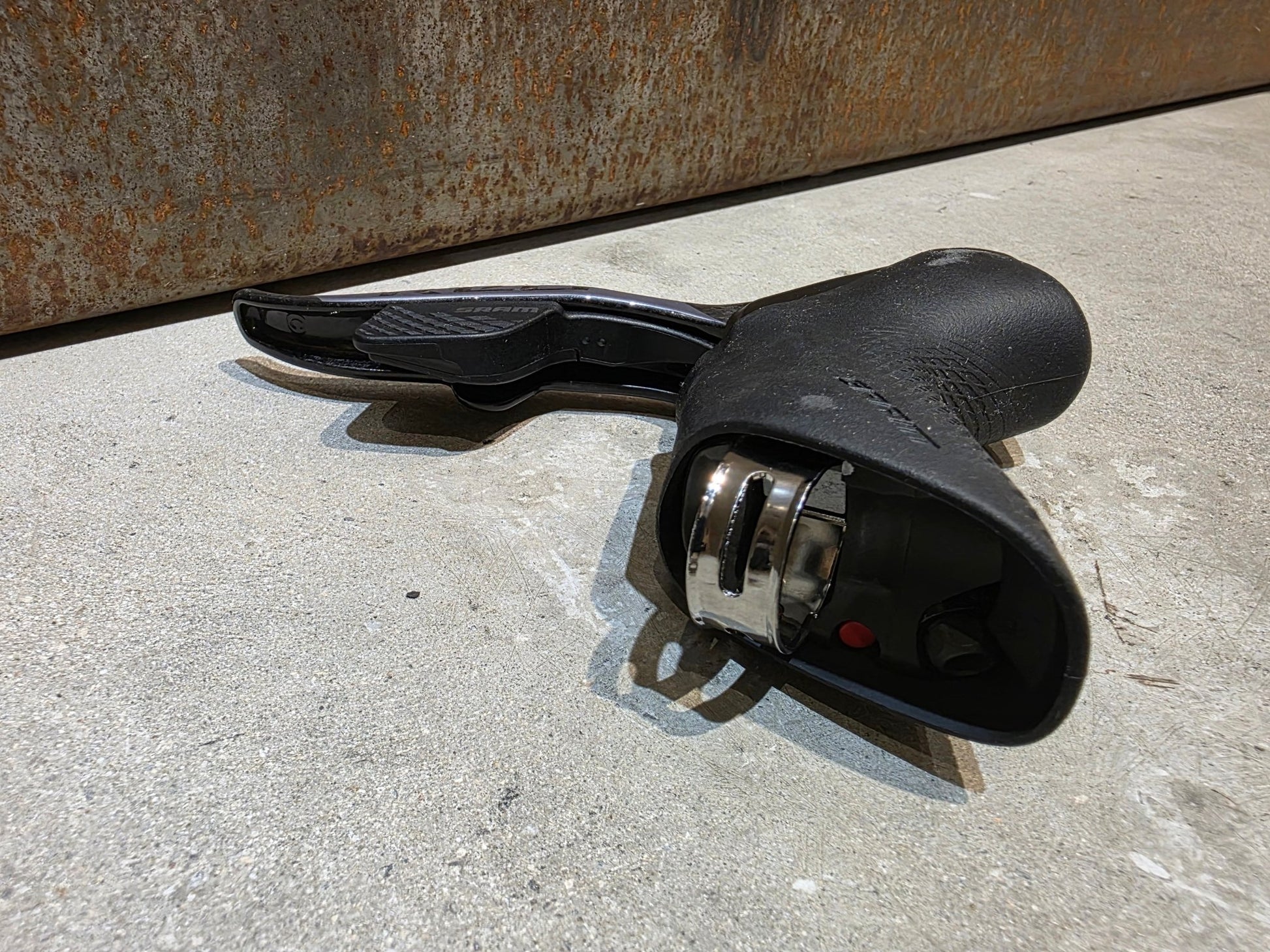 Brems - / Schalthebel von Sram, SRAM RED ETAP AXS D1 BREMS - / SCHALTHEBEL DISC vor USEDBIKES - OB.DE Hintergrund