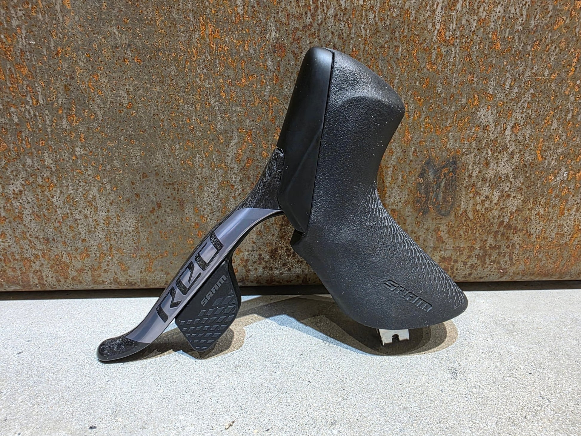 Brems - / Schalthebel von Sram, SRAM RED ETAP AXS D1 BREMS - / SCHALTHEBEL DISC vor USEDBIKES - OB.DE Hintergrund