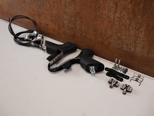 Brems-/ Schalthebel von Sram, SRAM RED ETAP AXS D1 SCHALT-/ BREMSHEBEL 2X12-FACH / DISC / CARBON / INKL. BREMSSÄTTEL vor USEDBIKES-OB.DE Hintergrund