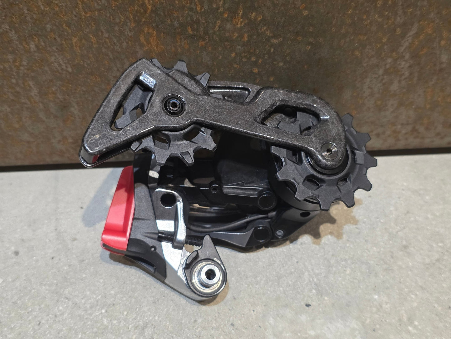 Schaltungsteile von Sram, SRAM RED ETAP AXS SCHALTWERK 12 FACH D1 / 33T vor USEDBIKES - OB.DE Hintergrund