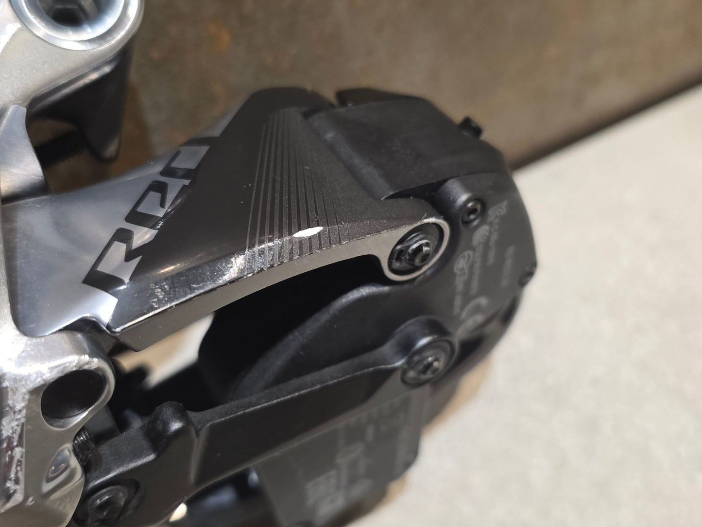 Schaltungsteile von Sram, SRAM RED ETAP AXS SCHALTWERK 12 FACH D1 / 33T vor USEDBIKES - OB.DE Hintergrund