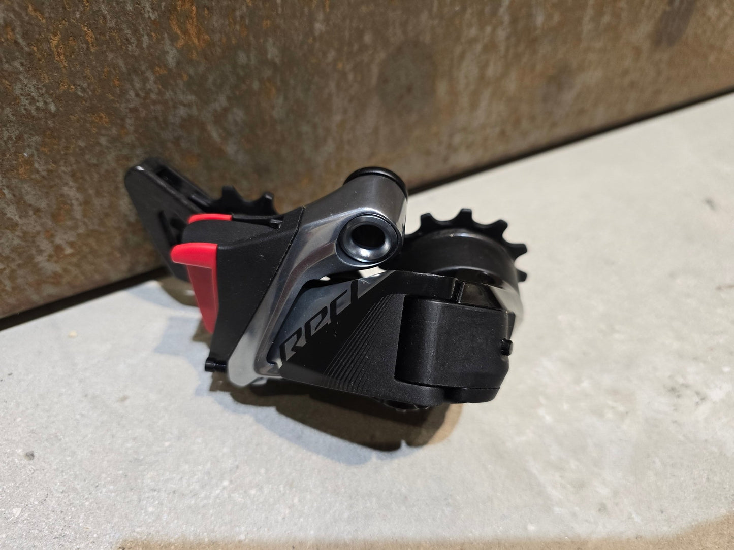 Schaltungsteile von Sram, SRAM RED ETAP AXS SCHALTWERK 12 FACH D1 / 33T in variant_title vor USEDBIKES - OB.DE Hintergrund