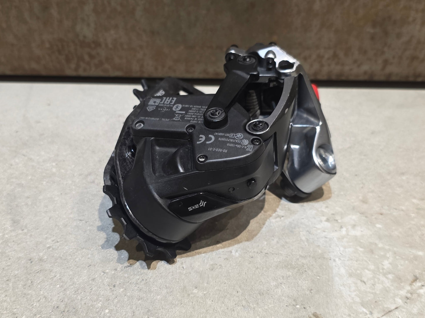 Schaltungsteile von Sram, SRAM RED ETAP AXS SCHALTWERK 12 FACH D1 / 33T vor USEDBIKES - OB.DE Hintergrund