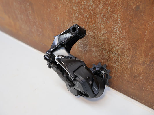 Schaltungsteile von Sram, SRAM RED ETAP AXS SCHALTWERK 12-FACH D1 / 36T vor USEDBIKES-OB.DE Hintergrund
