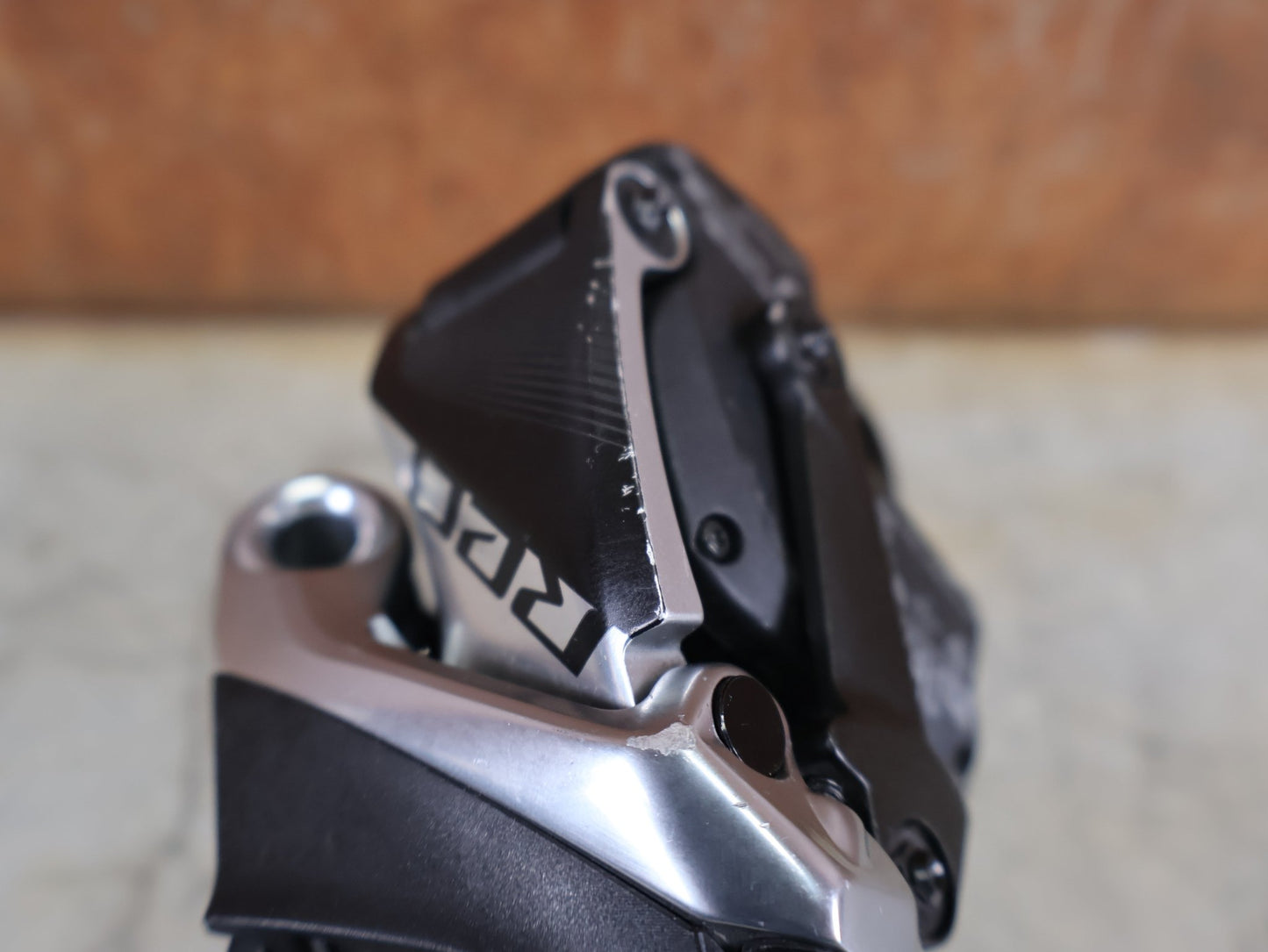 Schaltungsteile von Sram, SRAM RED ETAP AXS SCHALTWERK / 12 - FACH / KURZ / MAX. 33 ZÄHNE / CARBON vor USEDBIKES - OB.DE Hintergrund