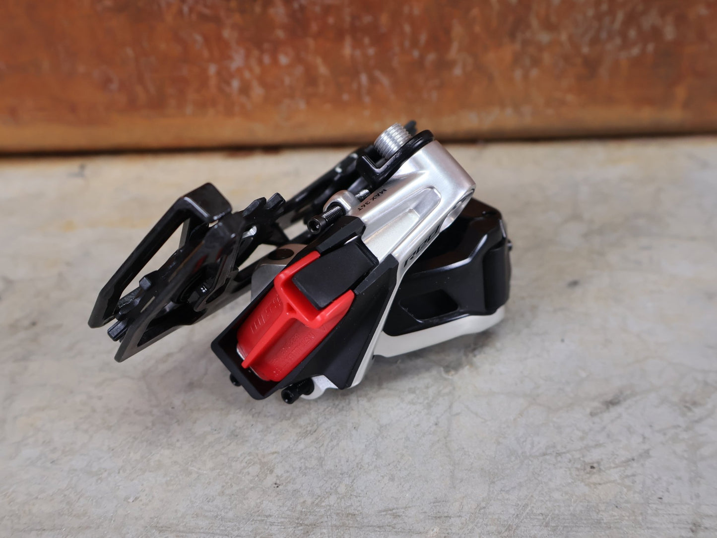 Schaltungsteile von Sram, SRAM RED ETAP AXS SCHALTWERK E1 / 12 - FACH – MAX. 36T – WIRELESS vor USEDBIKES - OB.DE Hintergrund