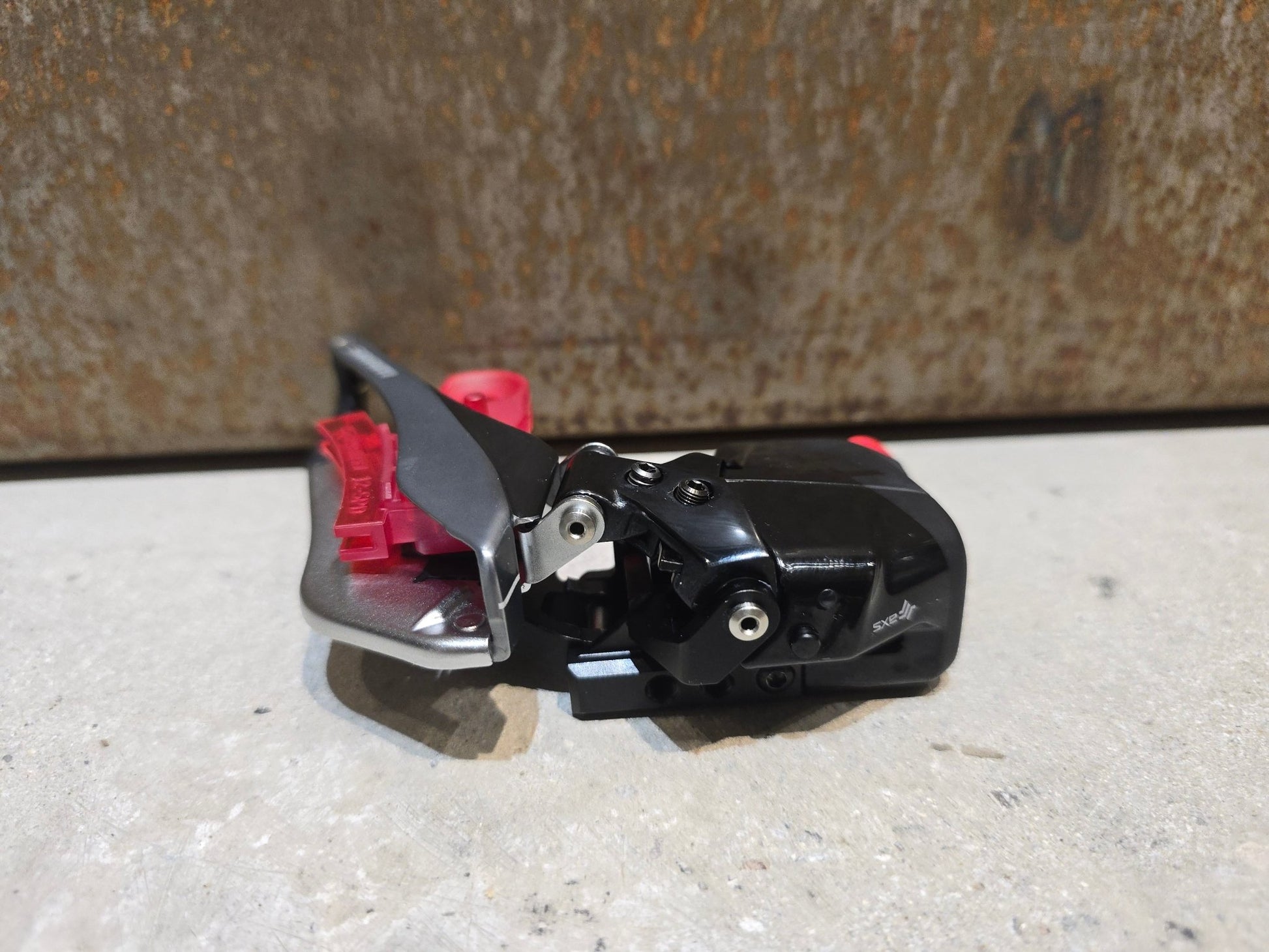 Schaltungsteile von Sram, SRAM RED ETAP AXS UMWERFER 12 FACH in variant_title vor USEDBIKES - OB.DE Hintergrund