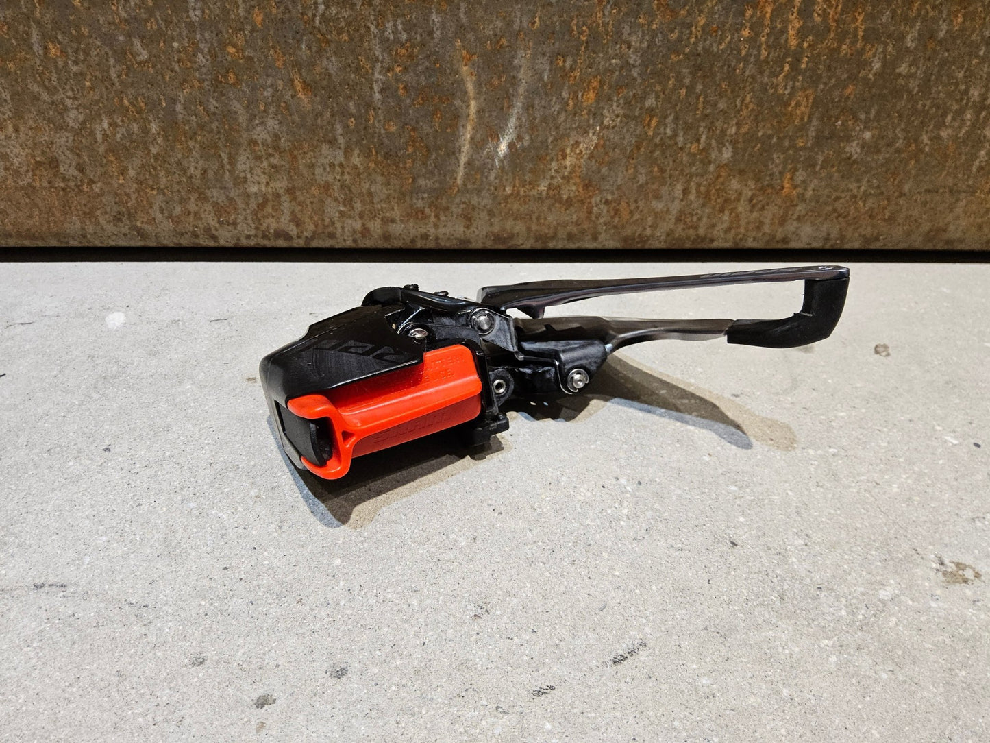 Schaltungsteile von Sram, SRAM RED ETAP AXS UMWERFER 12 FACH vor USEDBIKES - OB.DE Hintergrund