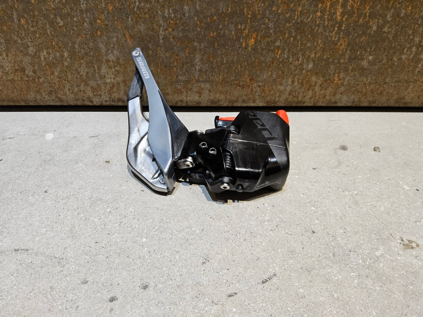 Schaltungsteile von Sram, SRAM RED ETAP AXS UMWERFER 12 FACH vor USEDBIKES - OB.DE Hintergrund