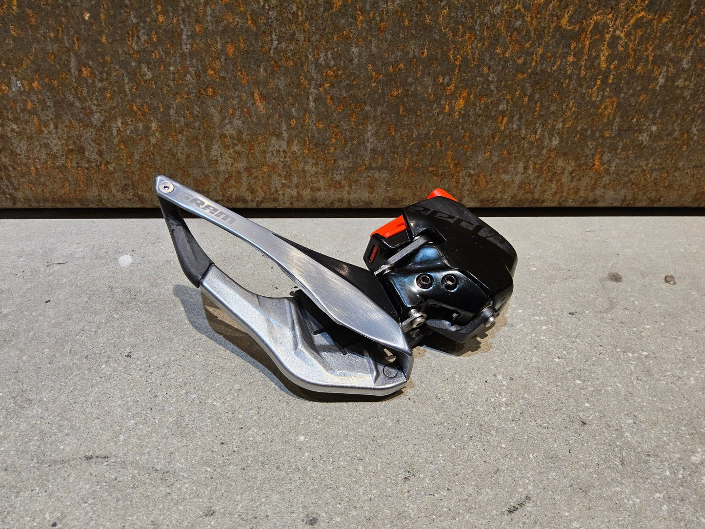 Schaltungsteile von Sram, SRAM RED ETAP AXS UMWERFER 12 FACH vor USEDBIKES - OB.DE Hintergrund