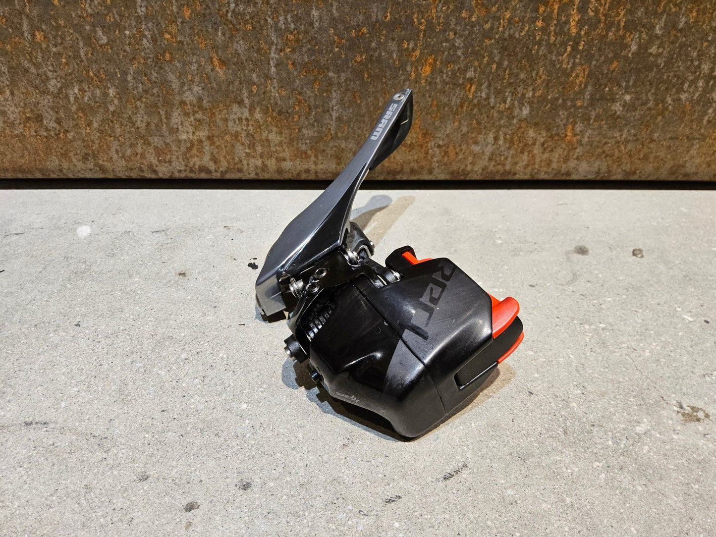 Schaltungsteile von Sram, SRAM RED ETAP AXS UMWERFER 12 FACH vor USEDBIKES - OB.DE Hintergrund