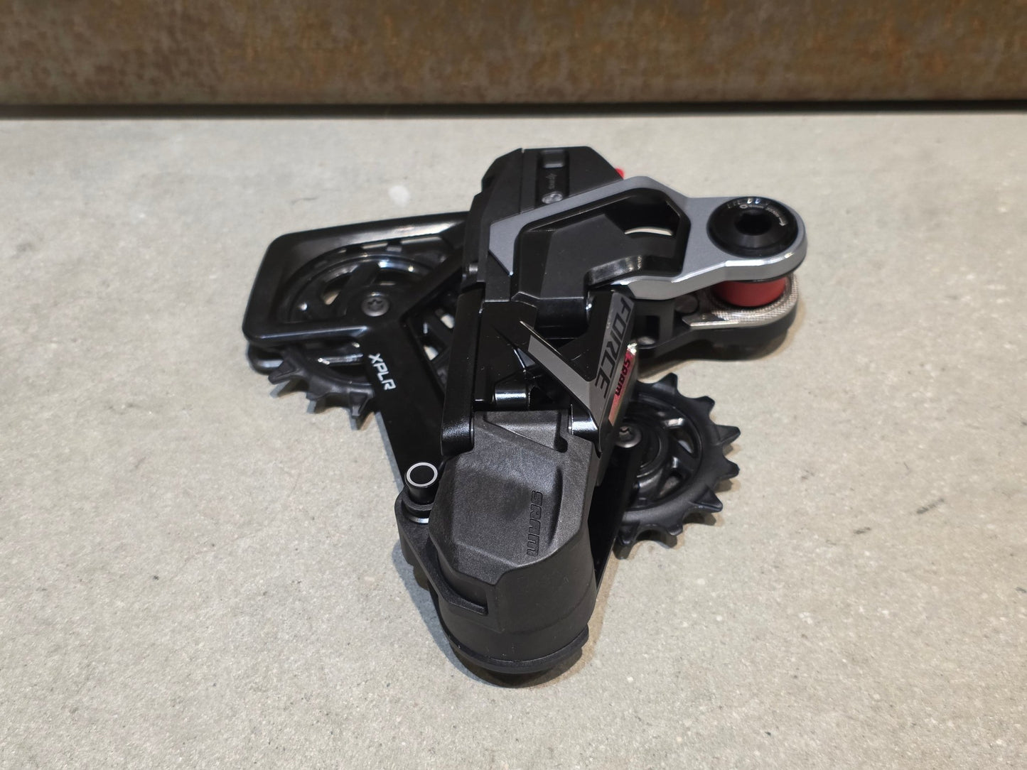 Schaltungsteile von Sram, SRAM RED ETAP AXS XPLR SCHALTWERK E1 13 FACH vor USEDBIKES - OB.DE Hintergrund