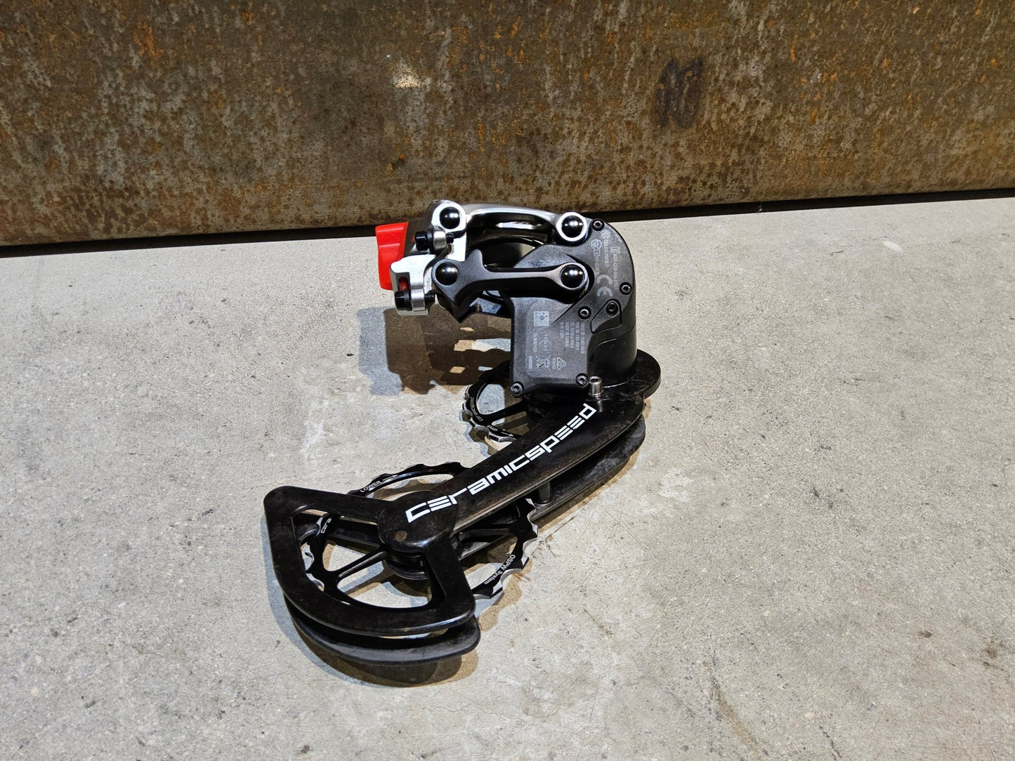 Schaltungsteile von Sram, SRAM RED ETAP SCHALTWERK 11 FACH INKL. CERAMICSPEED OSPW vor USEDBIKES - OB.DE Hintergrund